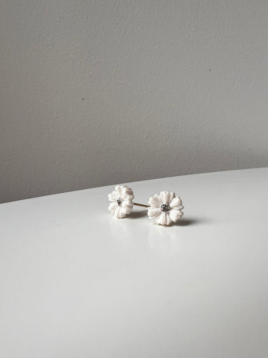 Ramunėlės su maža sidabrine akute